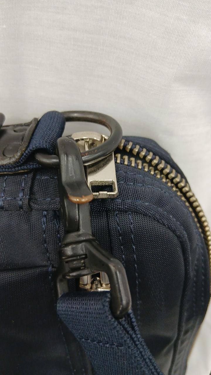 ストラップ金具に塗装はげあります。