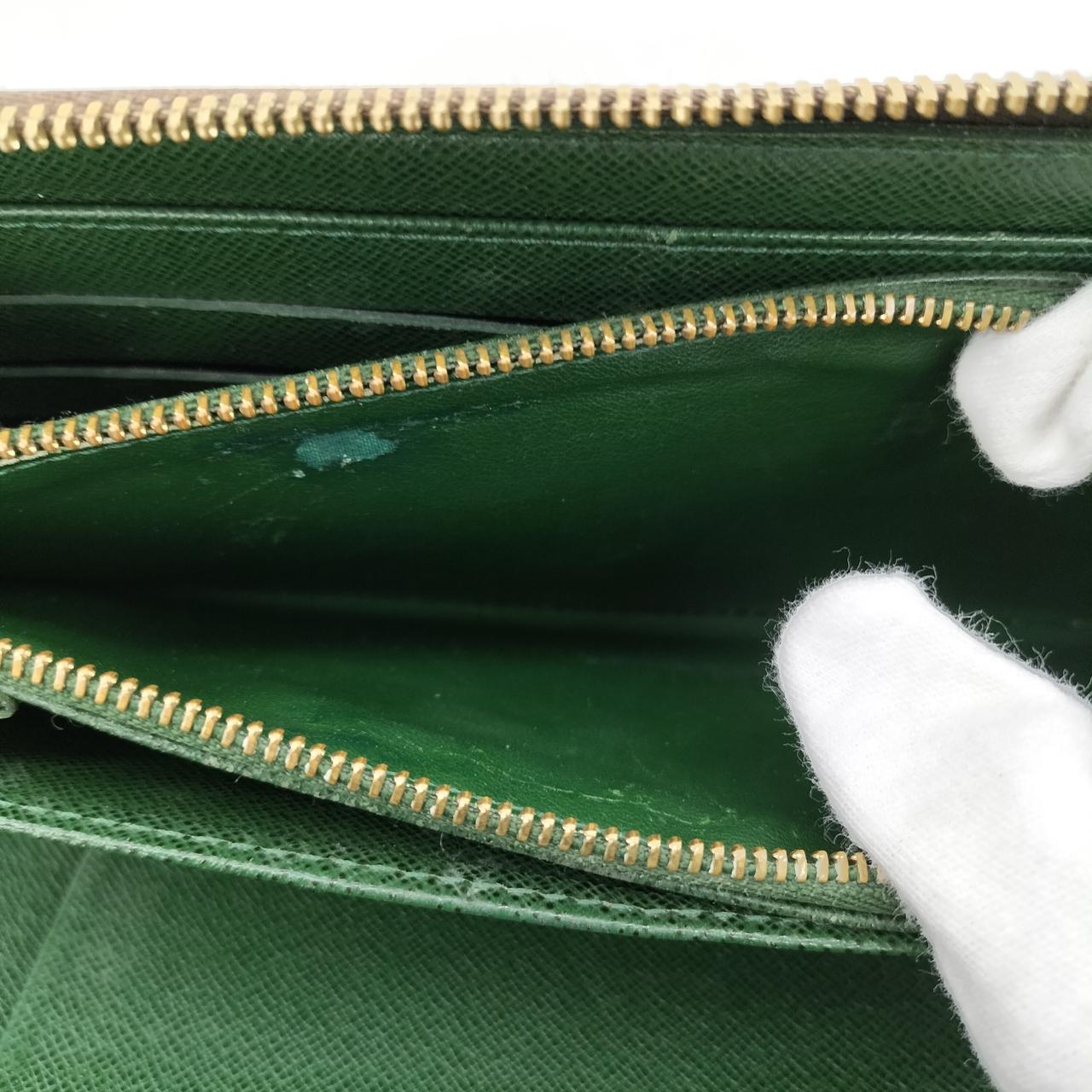 小銭入れ内に剥がれあります。