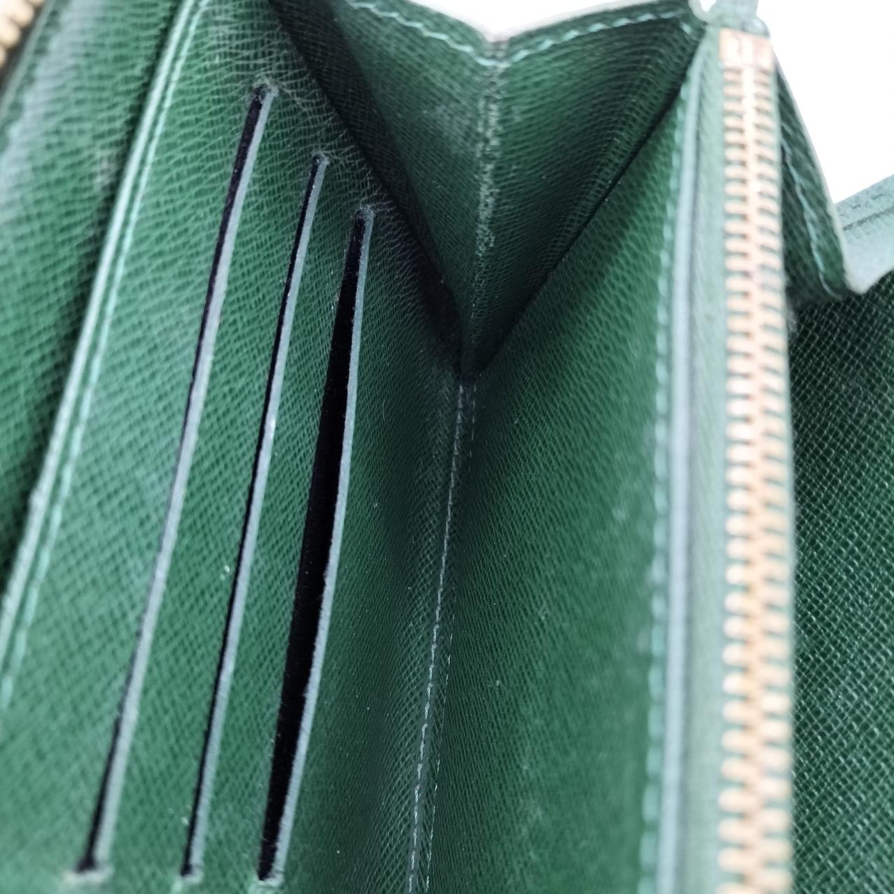 札入れじゃばら部分に剥がれあります。