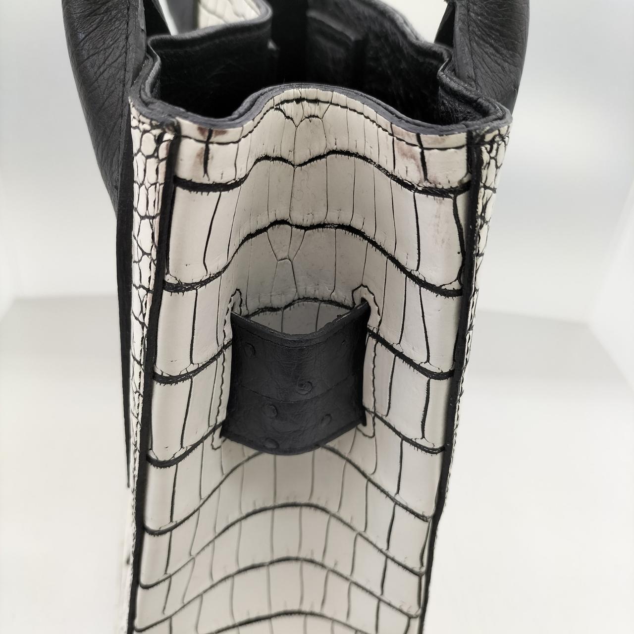 左側面マチ部分に汚れあります。