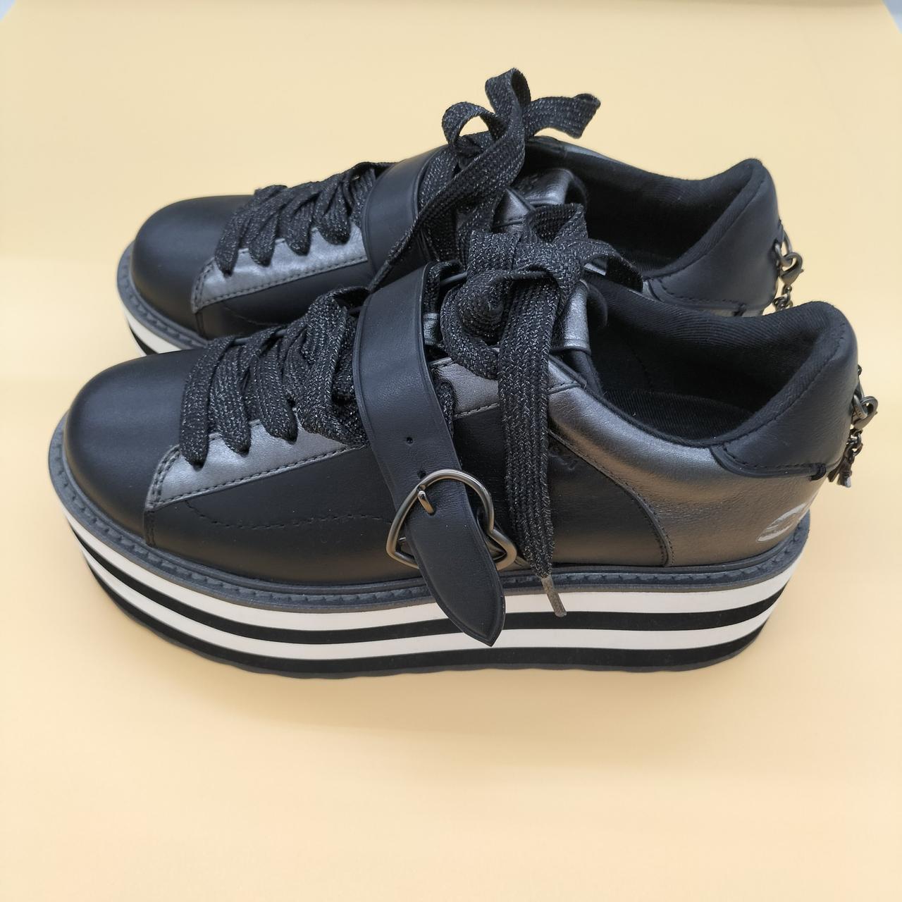 ハートのバックルが可愛いです。