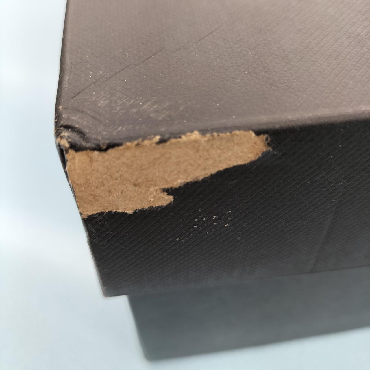 箱にダメージあります。