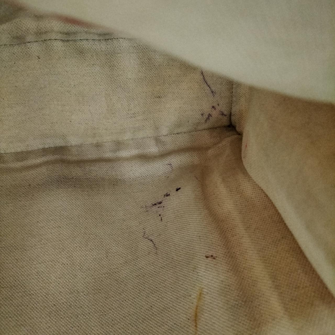 ペンのような汚れが有ります