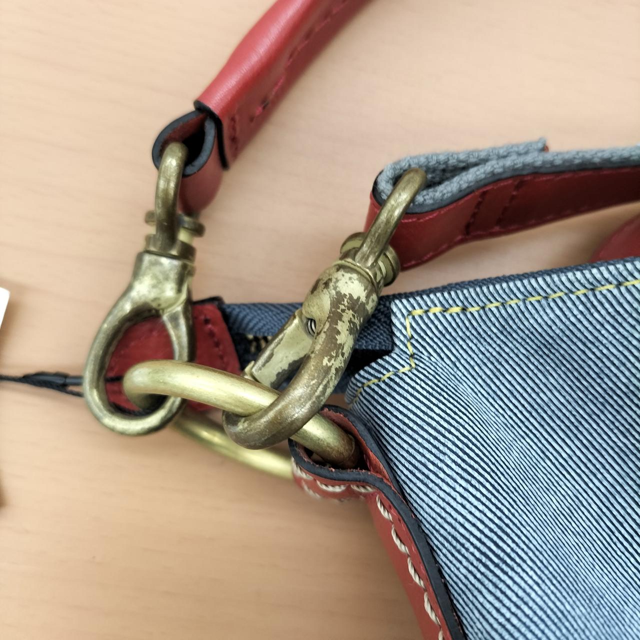左右の金具変色有り
