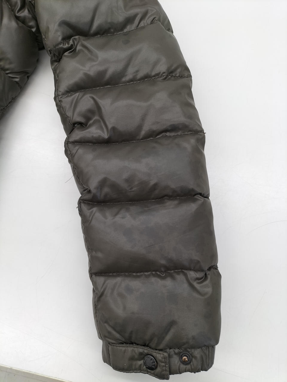 袖に広範囲のシミ有り