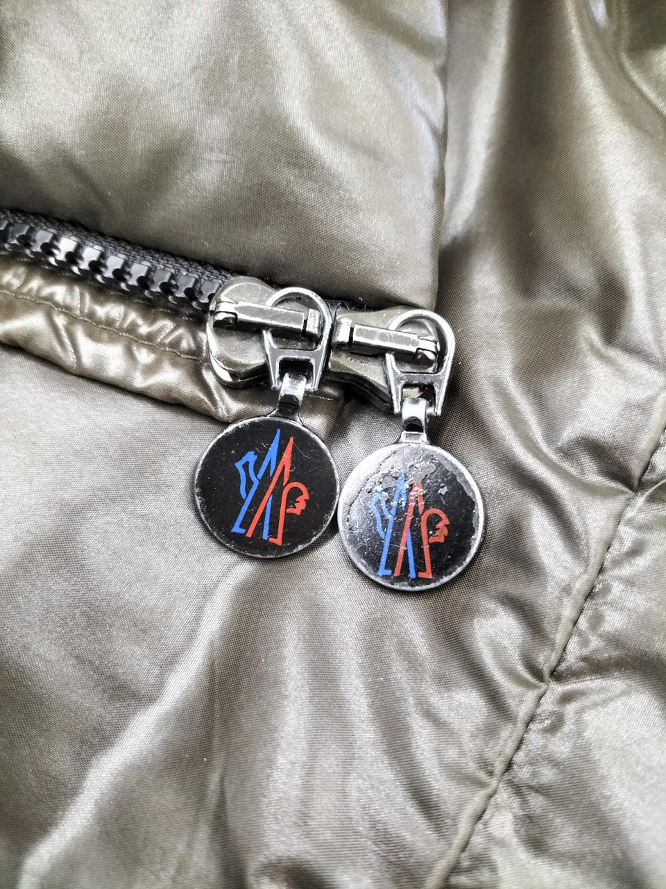 ファスナー削れています