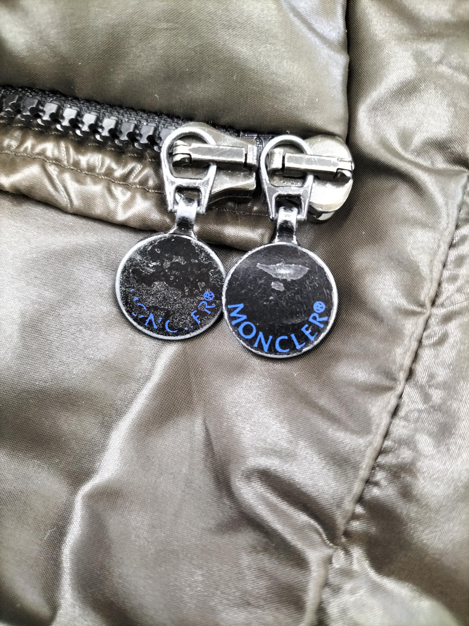 ファスナー削れています