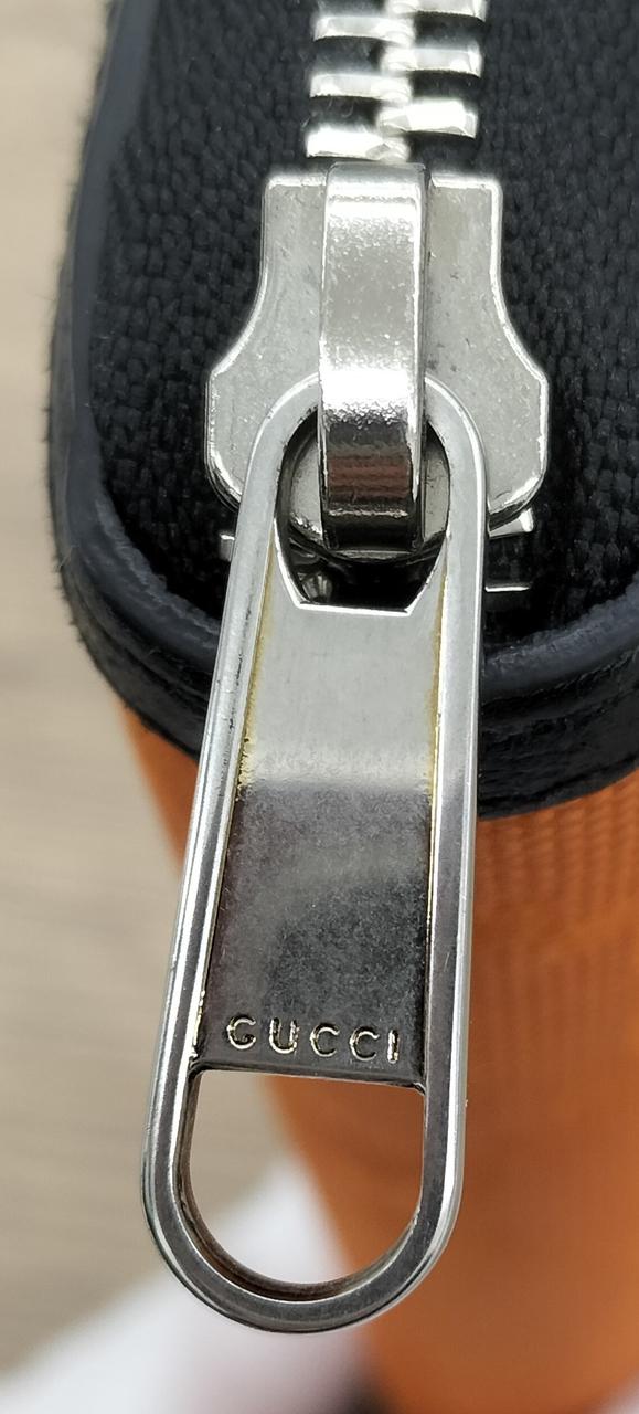 ファスナーに汚れあります。