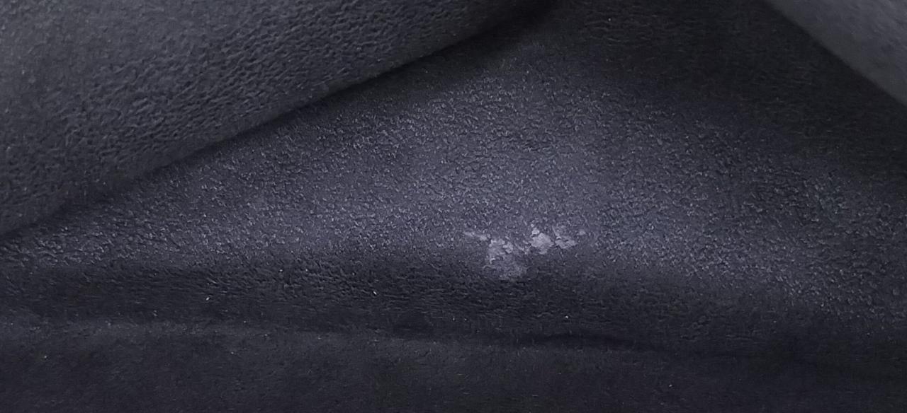 外側ポケットの中に汚れあります。