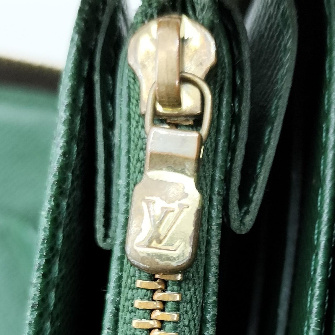 小銭入れジッパーにメッキ剥がれあります。