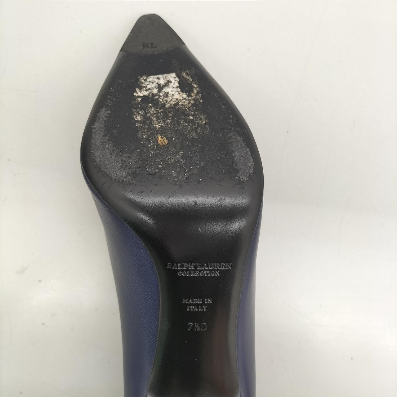 左足:ソールにダメージあり