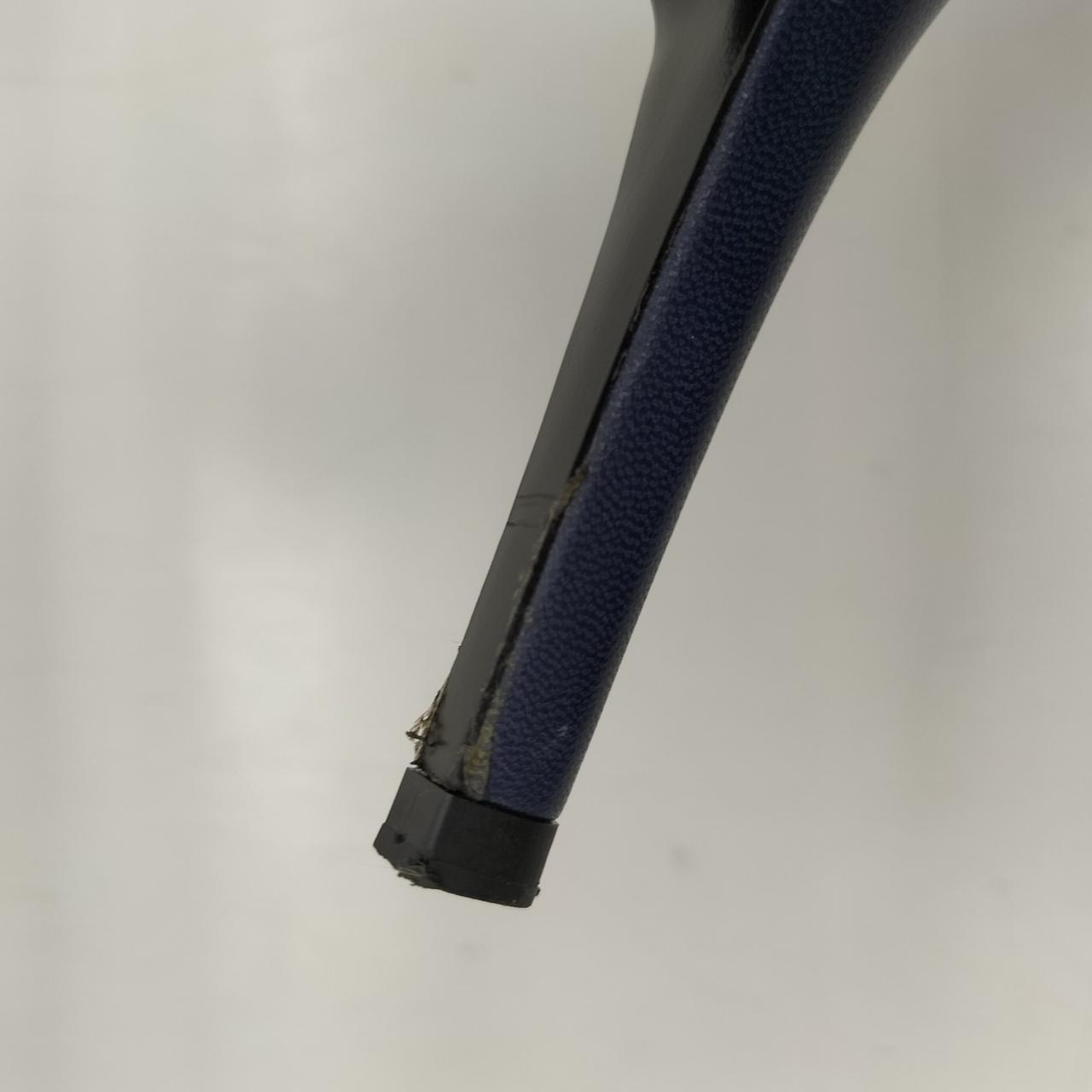 右足:ヒール部分に剥がれあり