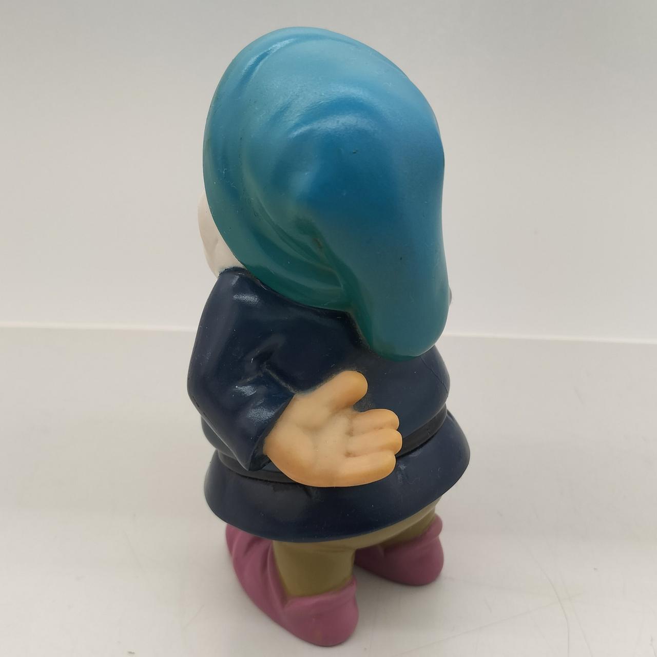 帽子部分に黄ばみがあります。