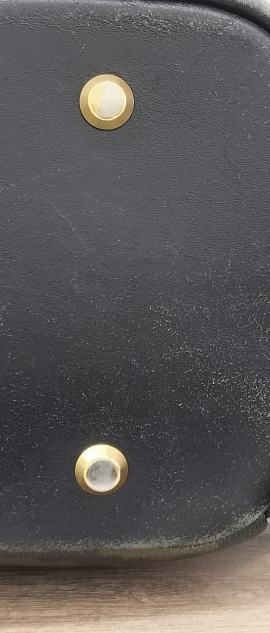 金具部分キズ、色の剥がれ有ります。