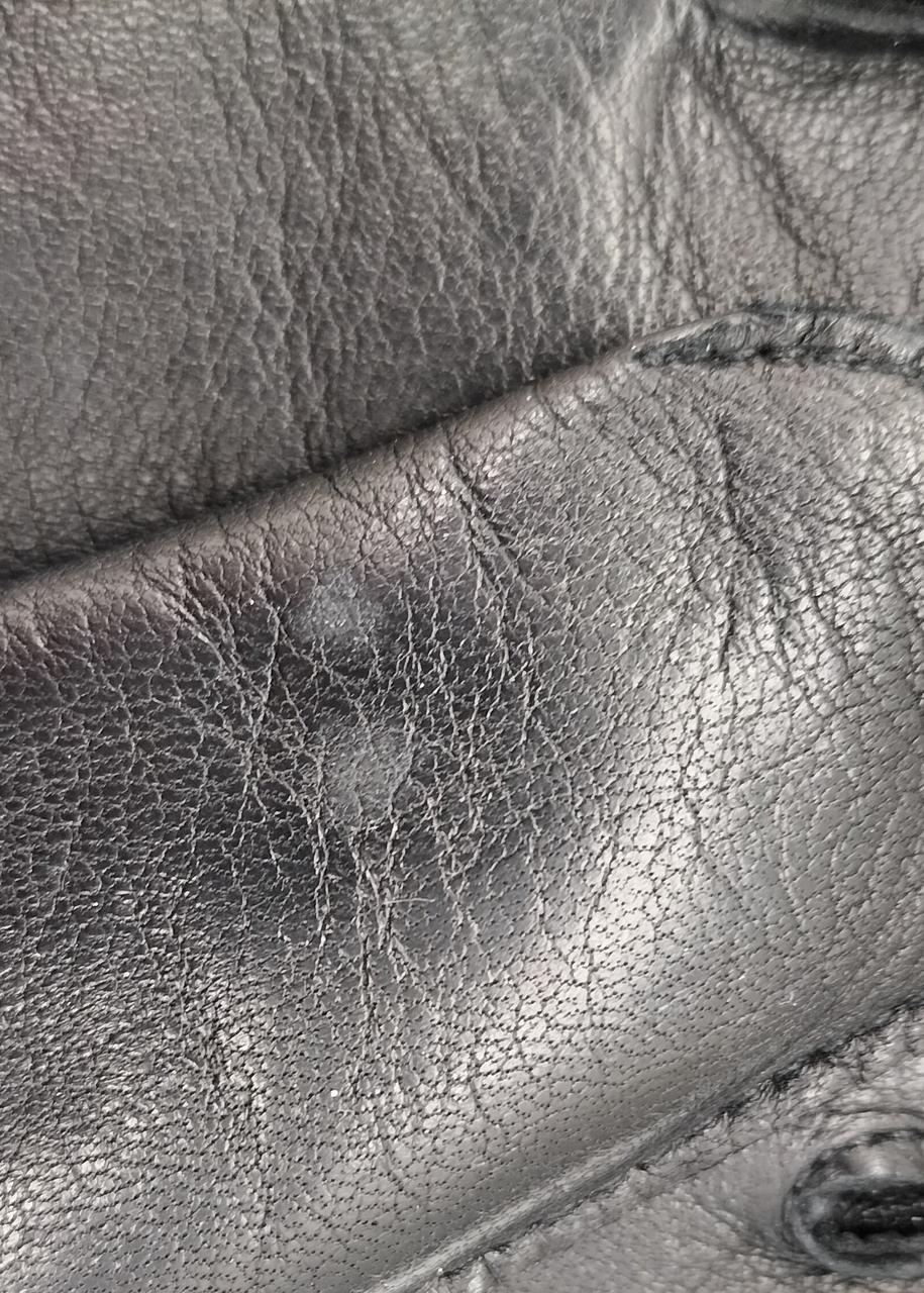 擦れが有ります。