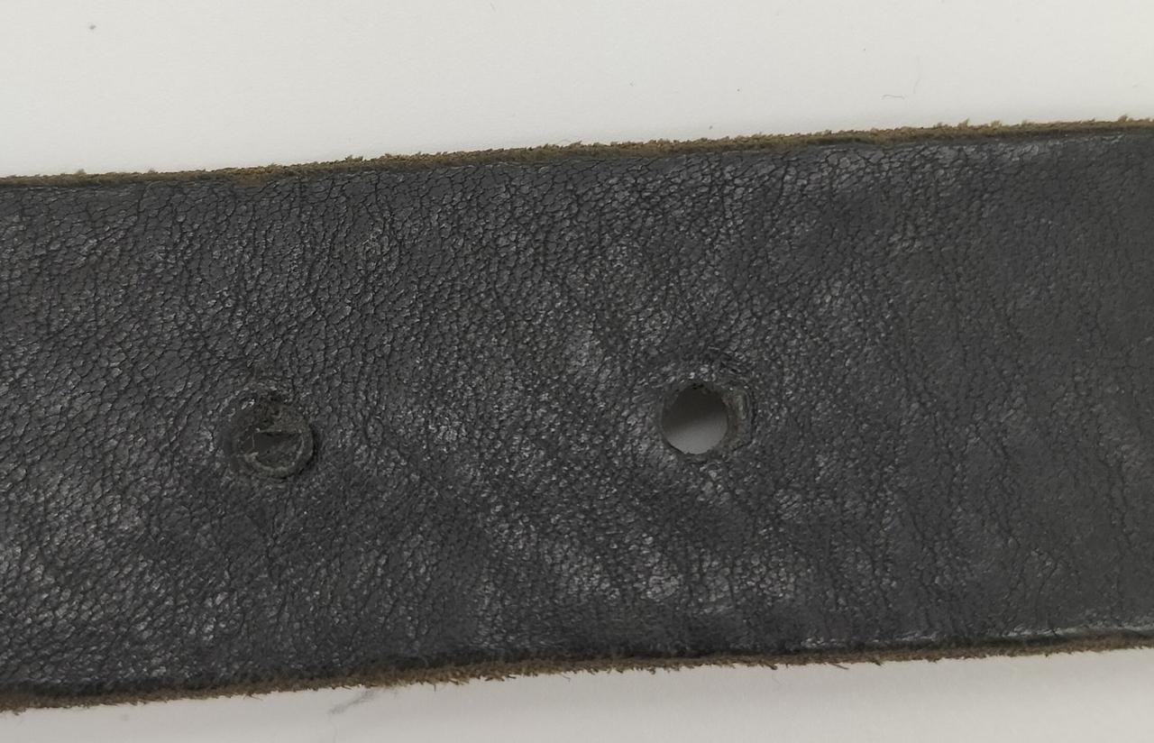 ベルトの穴余計に開いてます。