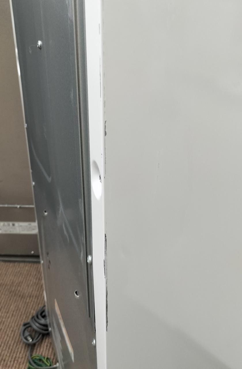 左側後ろへこみあります。