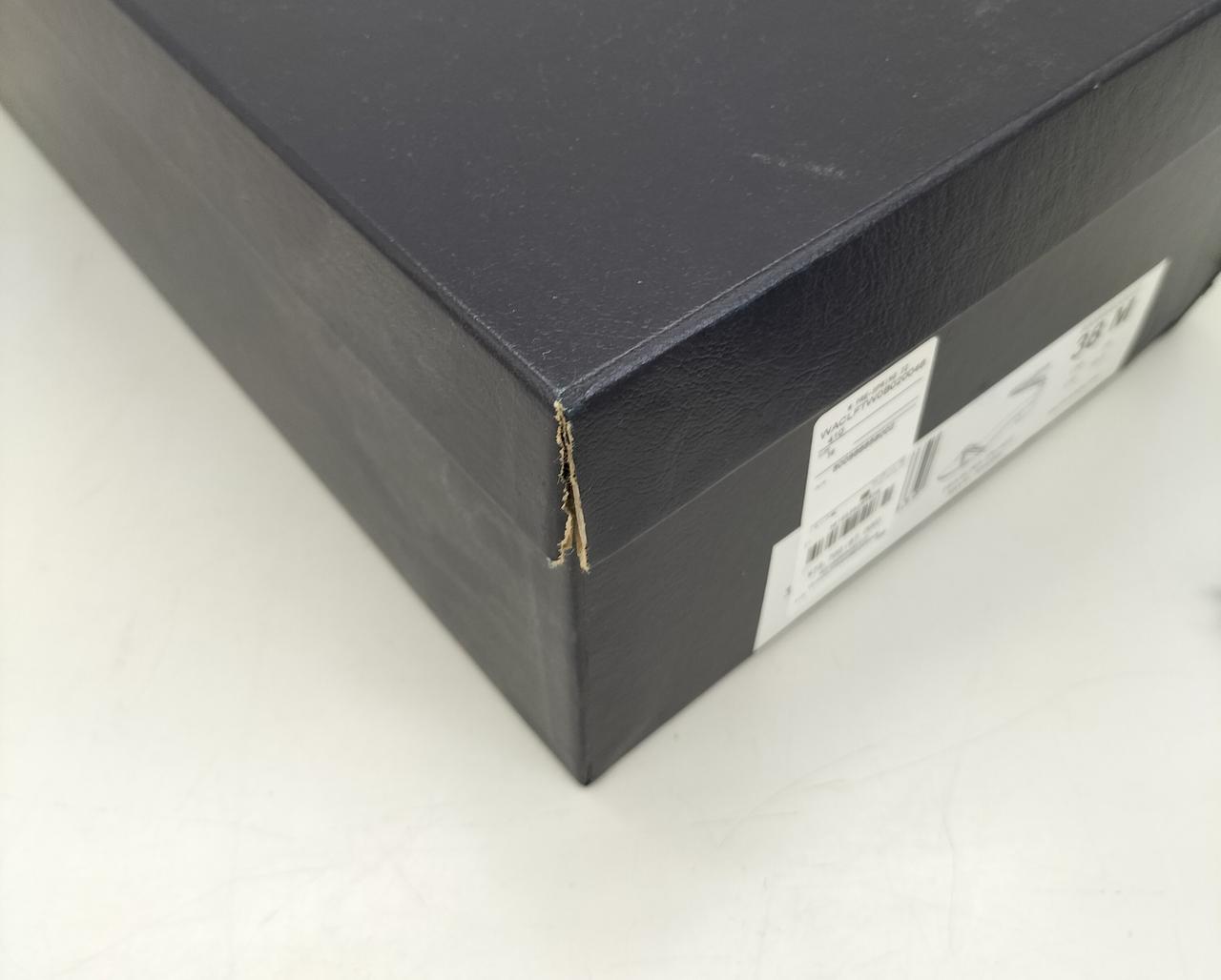 箱の蓋にキズあります。