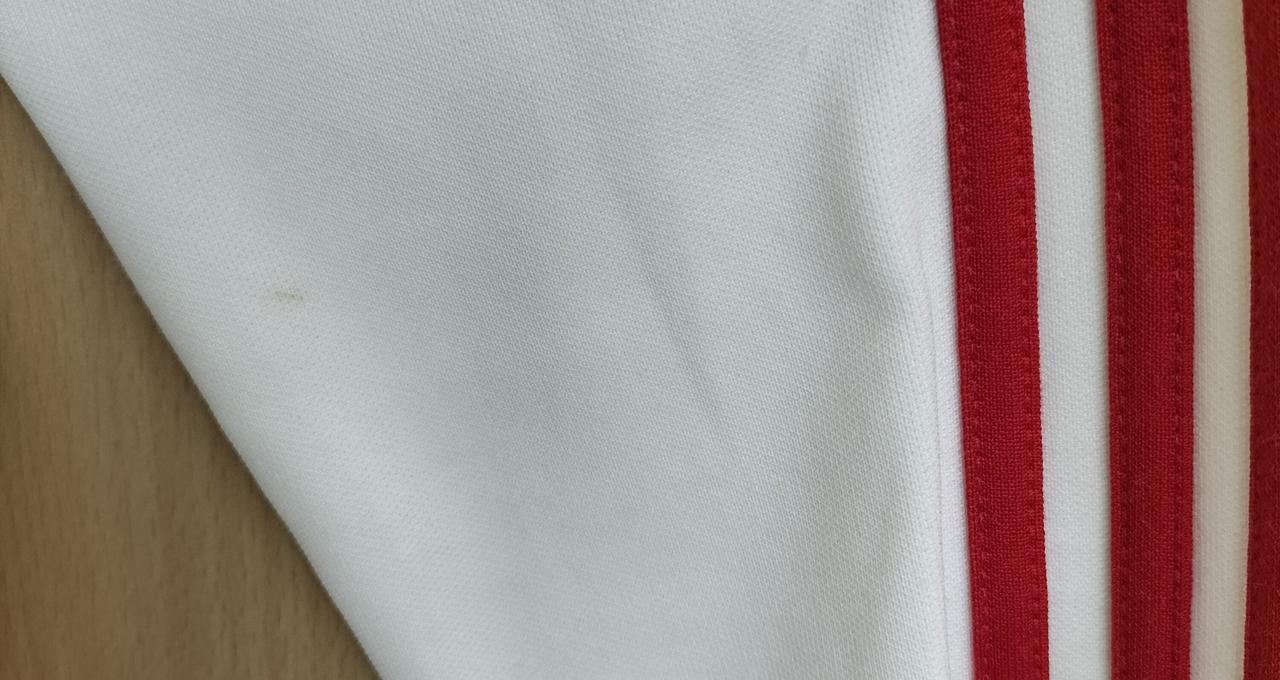 左袖に汚れがあります。