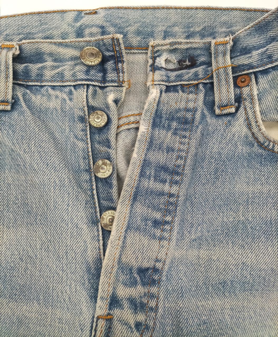 ボタン側折り癖があります。