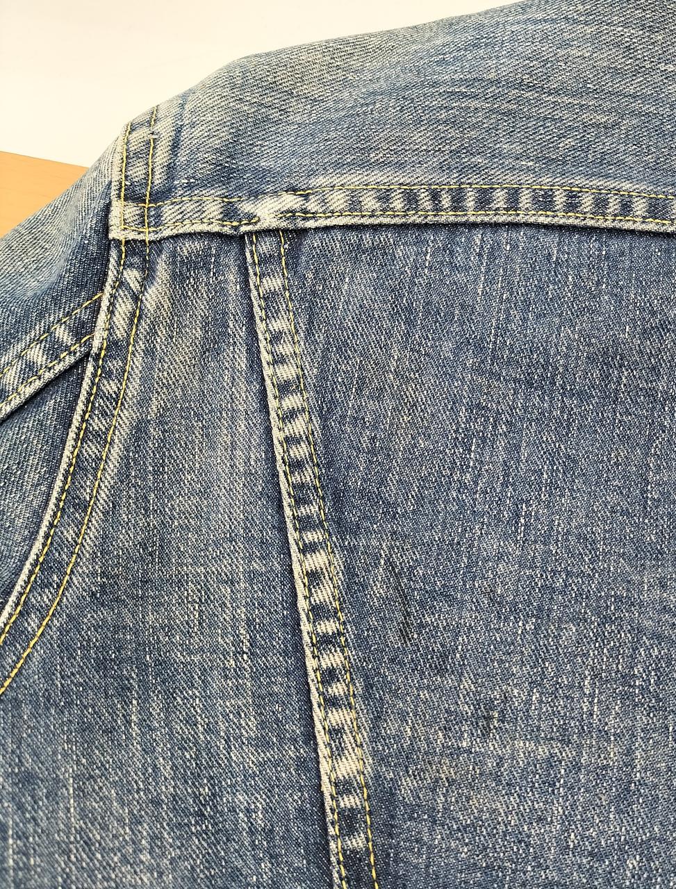 背中部分に汚れあります。