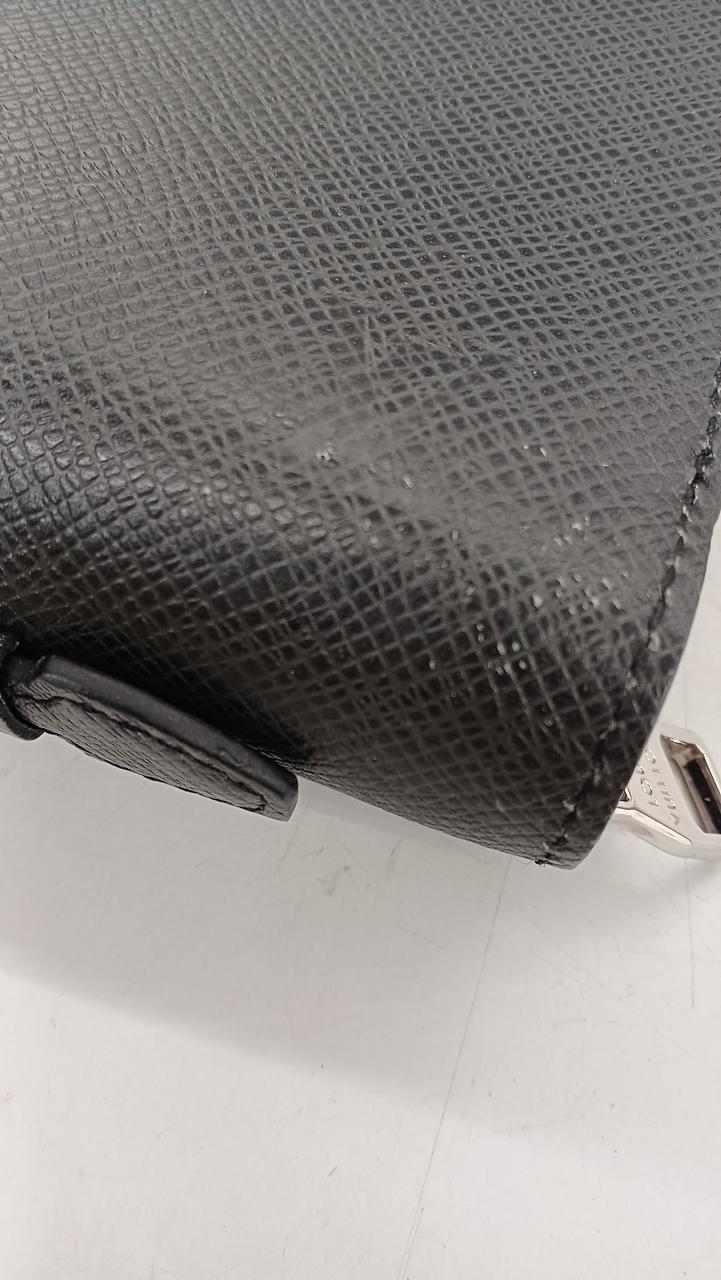 正面右下ロゴ下あたり、革のスレあり