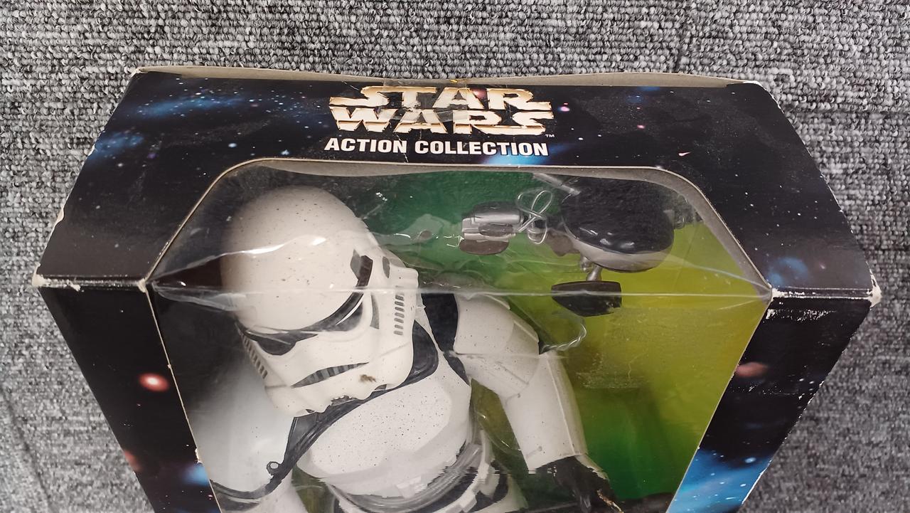 外箱ダメージあります。