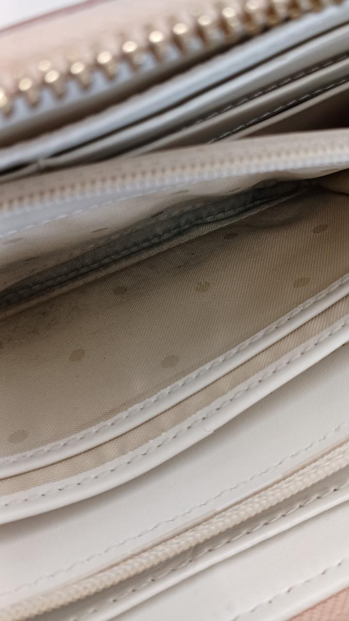 小銭入れ部分　汚れあります。