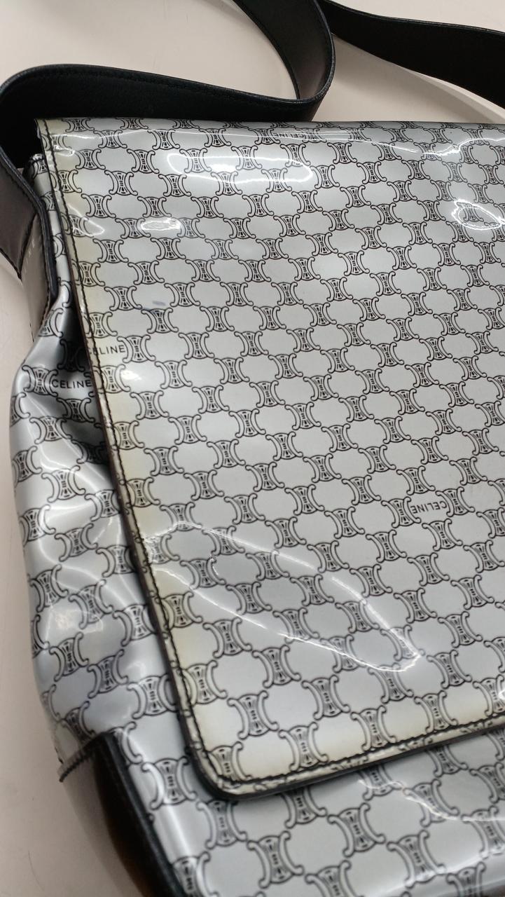 ふち　黄ばみあります。