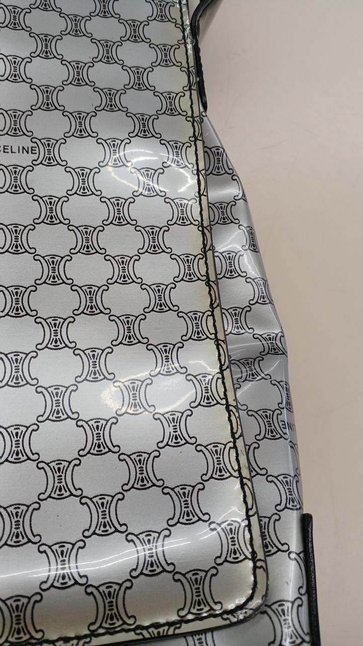 右側もふち黄ばみあります。