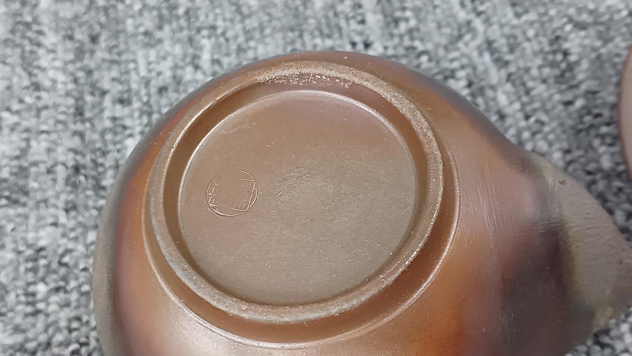 テープ跡の為、烙印分かりにくいです