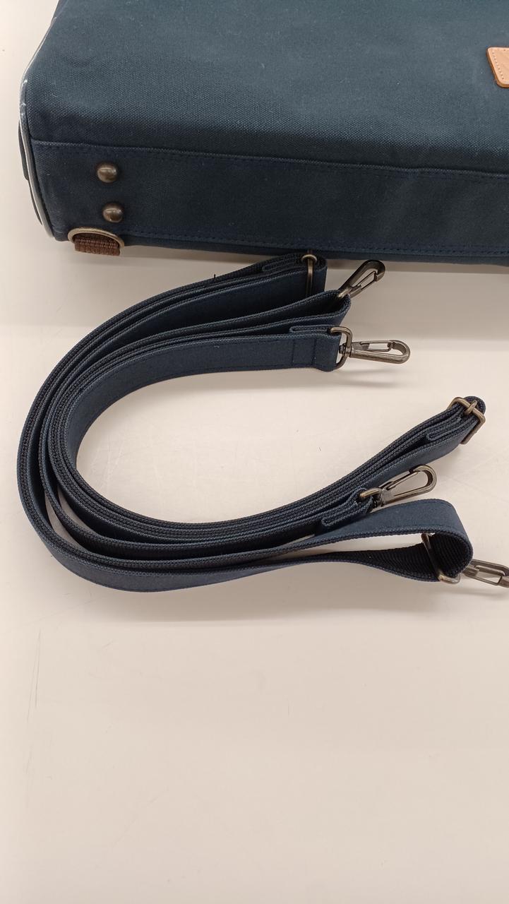 手持ちでも、ショルダーにもなります。