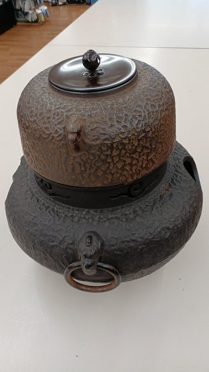 茶釜と風炉 Amazon | 茶釜 風炉釜 切合鬼面風炉 茶釜添え 鉄風炉 茶道具