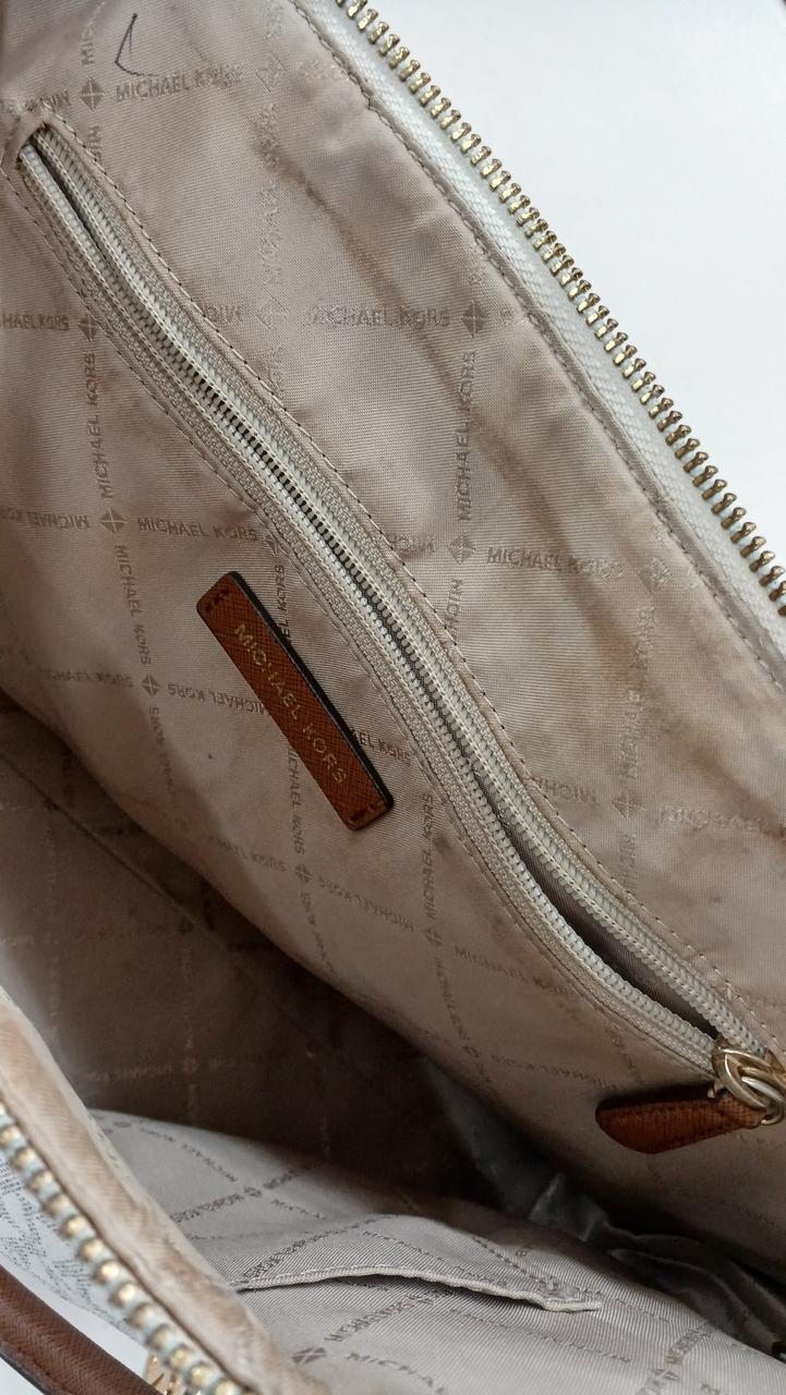 内側、汚れ　ペンあと付いてます。