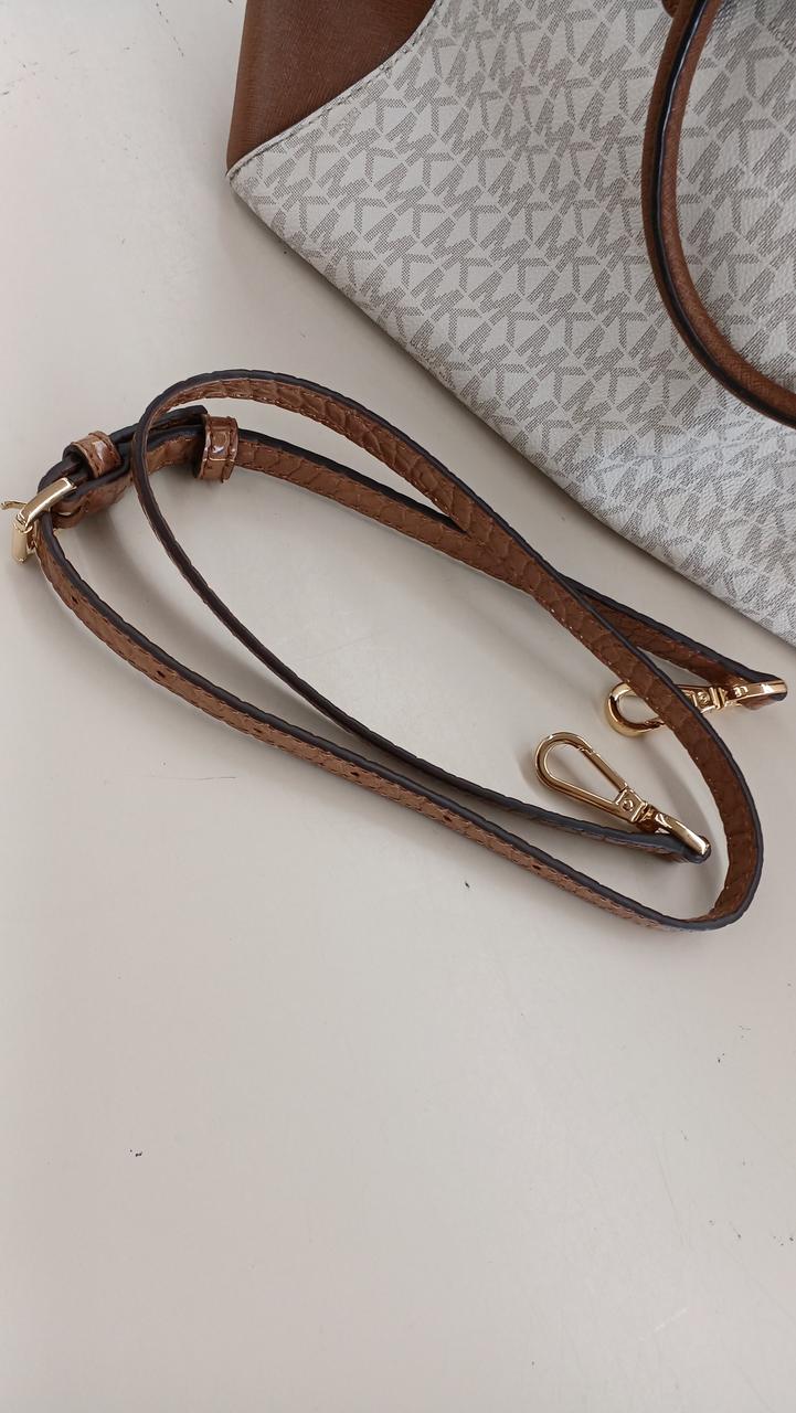 ショルダー紐付きです。