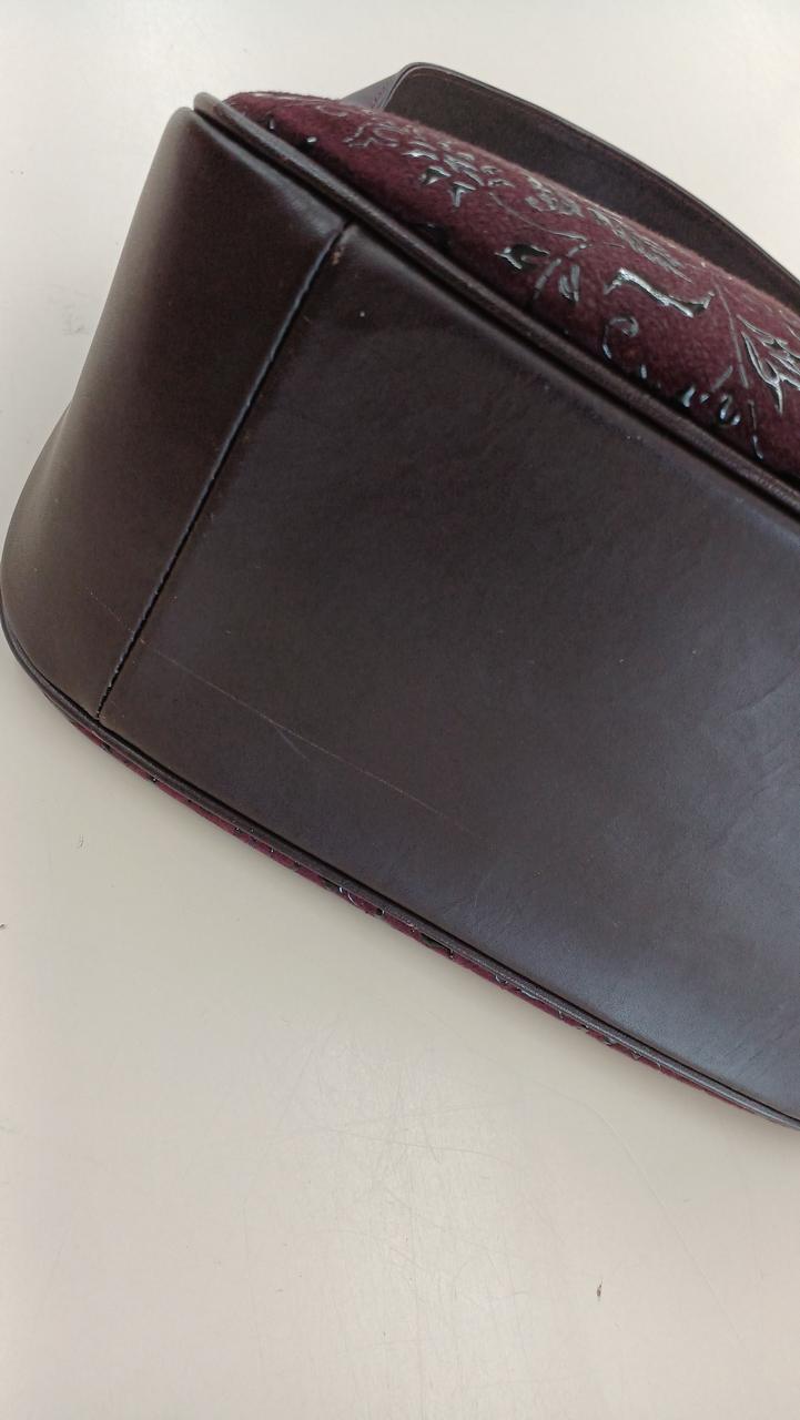 底面に線のキズあります。