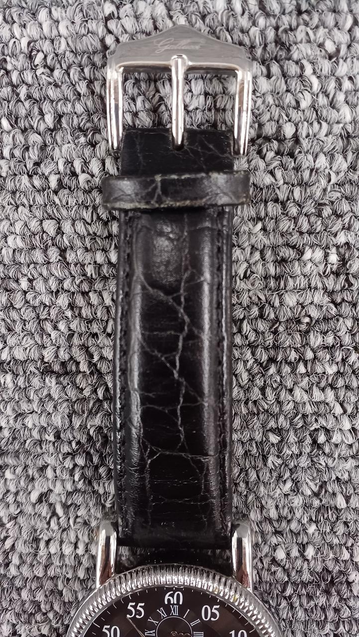 ベルトにキズあります。