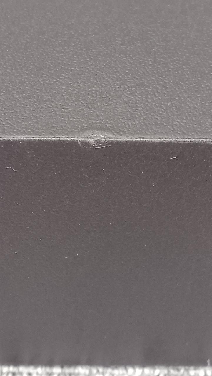 外箱凹みあります。