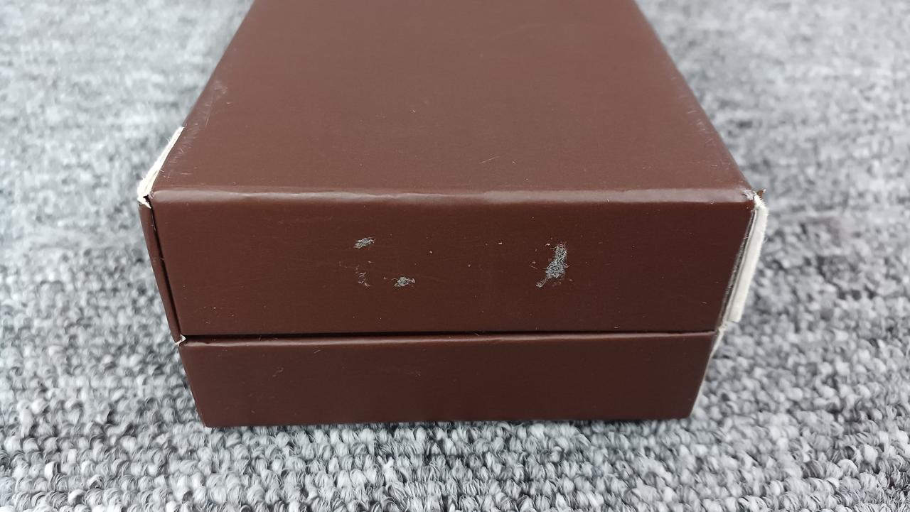 外箱ダメージあります。