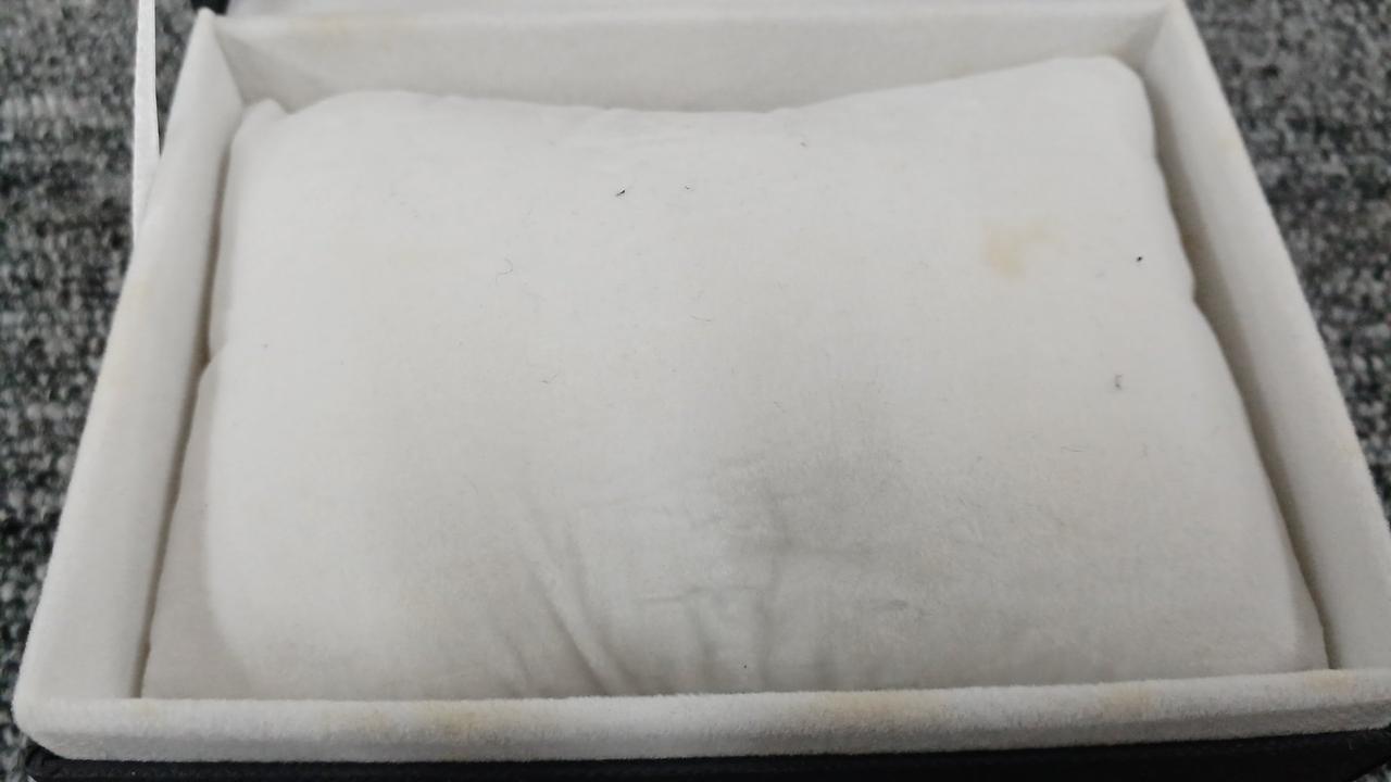 クッションにシミあります。