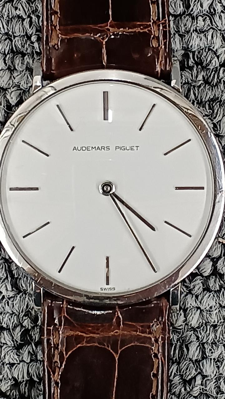 9時と6時の付近に汚れあります。