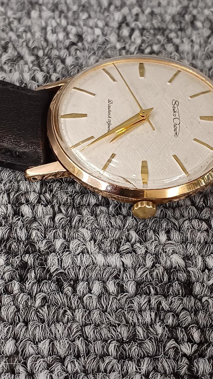 ガラスにキズあります。