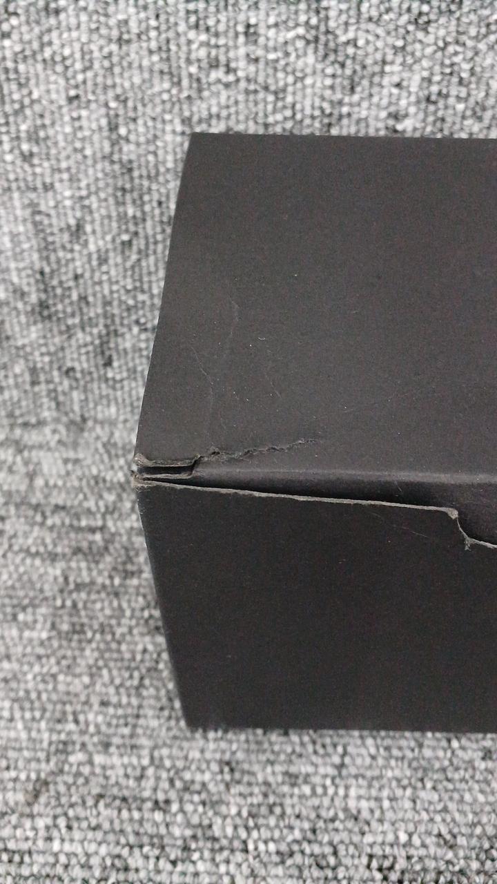 外箱破れあります。