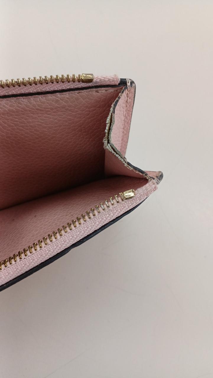 ふち　ほつれあり。