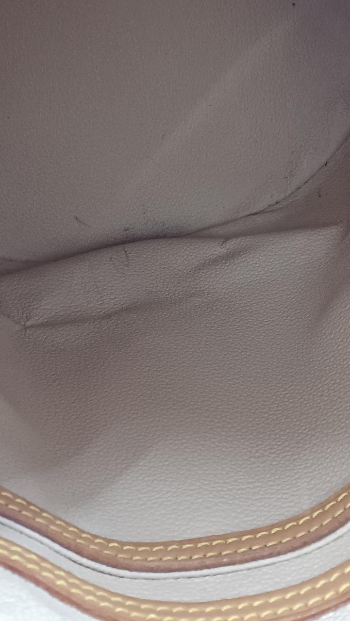 内側、底面あたりペン跡あります。