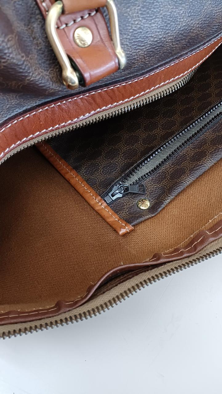 内側、少し浮き部分あり。