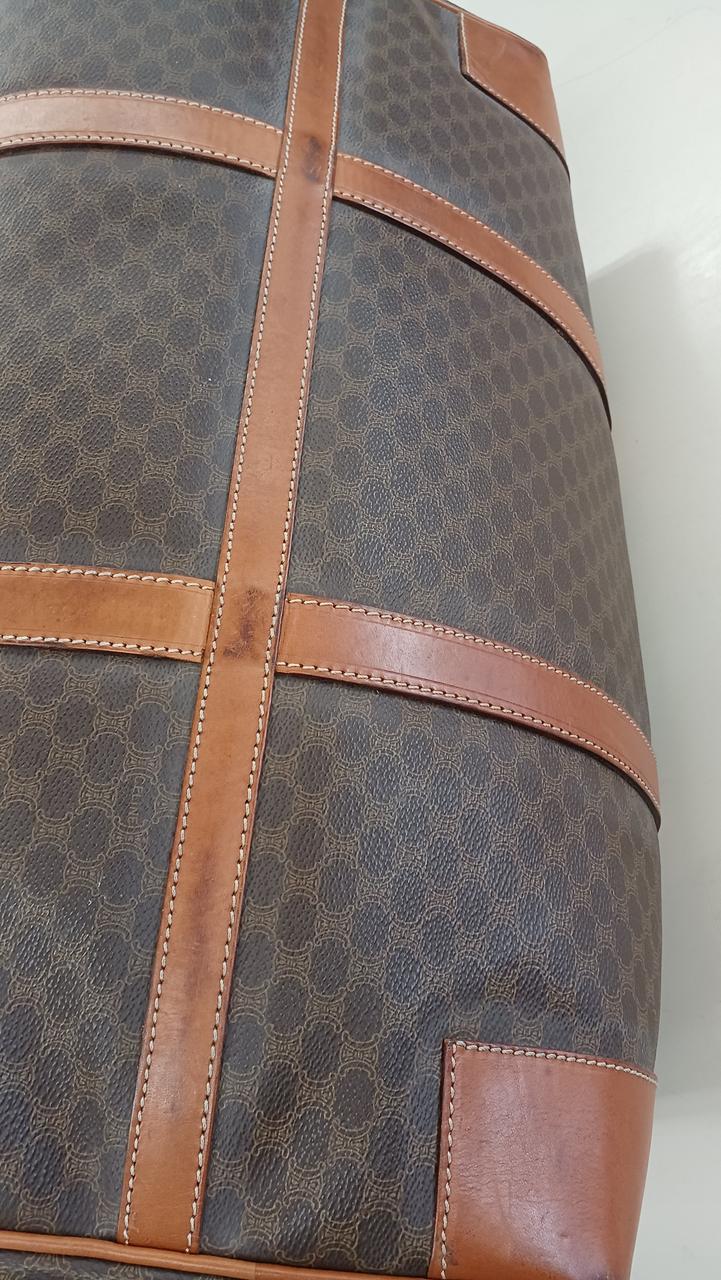 底面、黒ずみ箇所あり。