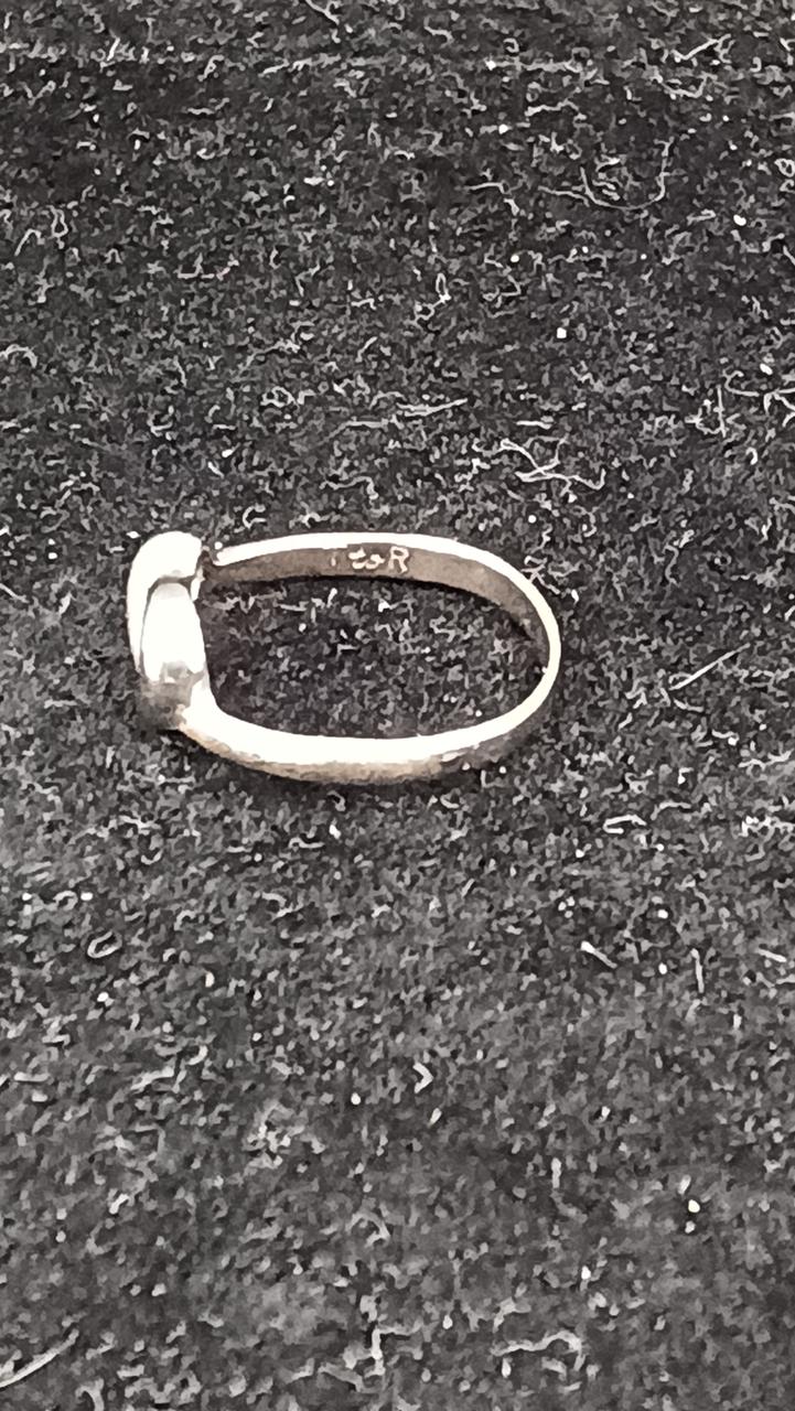 イニシャル彫られています。