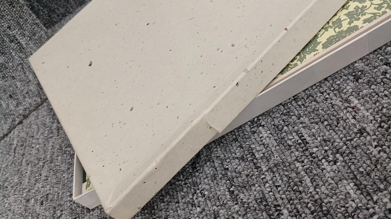 外箱に破れあります