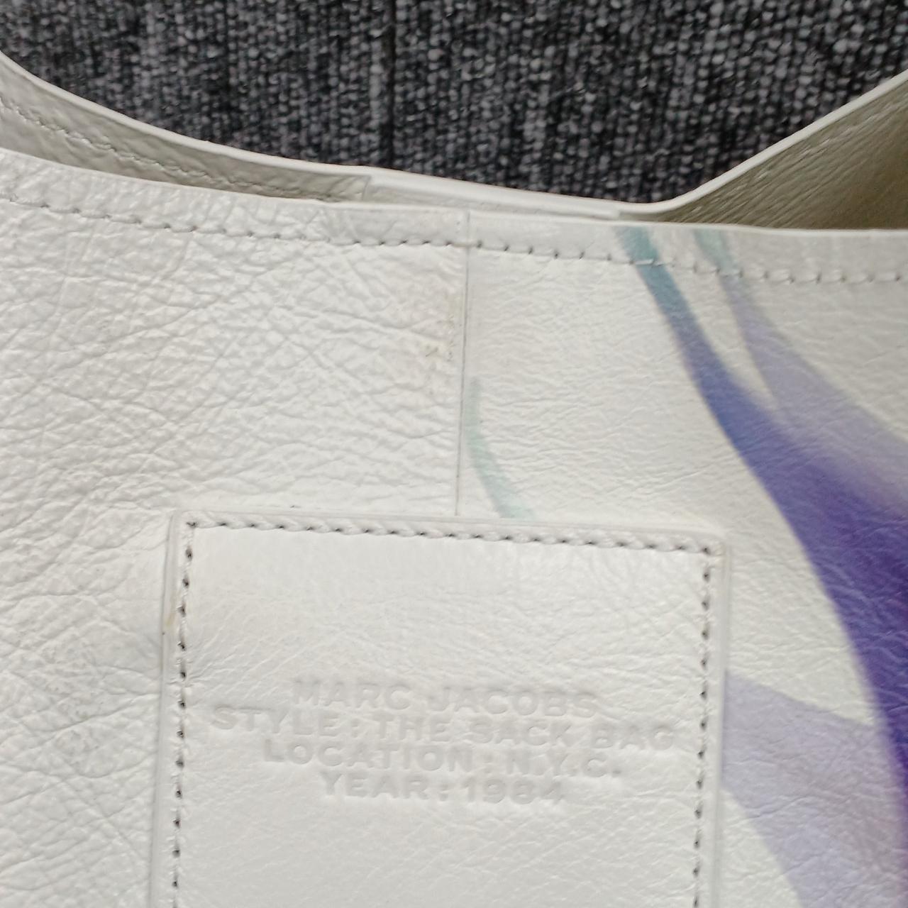 分かりにくいですが、小さな汚れあります。